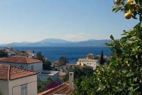 Traditional island house in the heart of Hydra - Image 2
