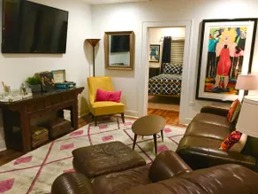 Adorable 6th Street Bungalow - Image 5