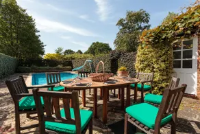 A holiday home in New Forest with pool & hot tub - Image 3
