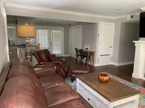 Sleeps 6-7 within walking distance to campus. - Image 2