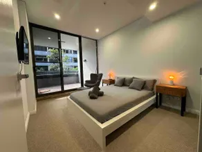 Sunny 1 Bed Apt with parking near train station - Image 5