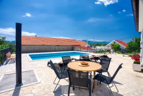 Holiday home with private pool for 6 - Image 4