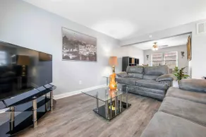 Large town home with outdoor space - Image 3