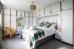 Double King bed, huge space, F/stick games & xbox - Image 4