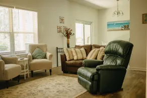 Light, airy 2/2 w/ pool, 5 min from beach! - Image 2
