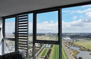 Luxurious Flemington with Stunning Racecourse View - Image 4