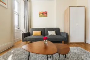 ⭐Minutes to NYC⭐ Brownstone beauty | FREE PARKING - Image 4