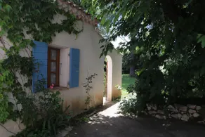 Nice cabin with view of Sainte-Victoire - Image 3