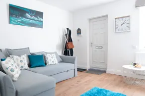 The Wellington - Stylish 4-Bedroom Home for 8 Guests - Image 5