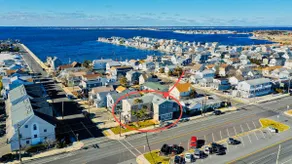 Spacious Skylit Seaside Stay - Walk to Bay & Beach - King Bed, Parking, Patio - Image 2