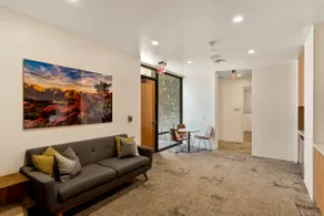 Centrally located Luxury Oasis:18 Beds & Big Yard! - Image 3