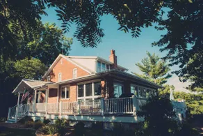 Honey Ridge Hideaway- Historic Home with Vineyard - Image 4