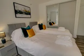 Bright City Apt - King Bed - Parking & Wi-Fi - Image 5