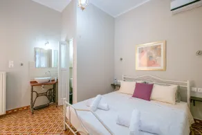 Grandma's Chic Home in Chania Venetian Harbor - Image 4