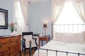 Boutique Unit in Elegant Victorian - Image 2