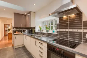 Spacious one bedroom apartment in historic village - Image 4