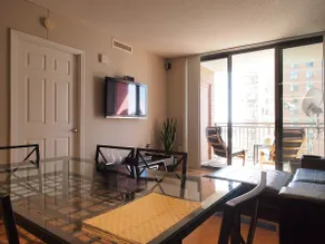 Luxurious Condo Blocks from Metro w/ parking - Image 3