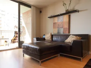 Luxurious Condo Blocks from Metro w/ parking - Image 2