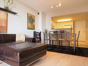 Luxurious Condo Blocks from Metro w/ parking - Image 4