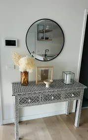 Stylish One Bedroom With Gym Access - Image 4