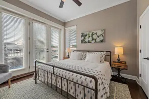 Walk to Magnolia • 2 Minutes to Baylor • Huge Private Balcony • King Beds - Image 4