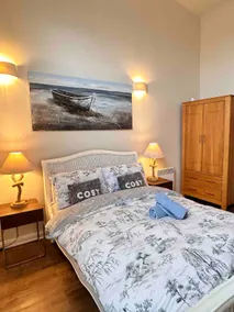 2 Bedrooms footsteps to sea - Image 2