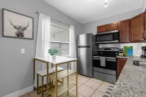 Comfortable 2-bedroom place full kitchen - Image 4