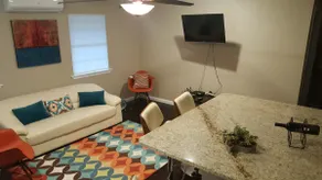 Modern-retro Guest House in Manchaca (S. Austin) - Image 2