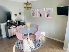 Luxury Townhouse Close to Everything - Image 2