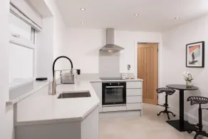 Brand New Stylish Apartment with Super King Bed in Harrogate - Image 4