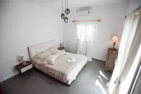 Amantes Amentes - Beach House Santorini - Image 5