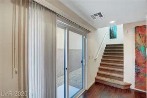 Cheerful home with a view of strip and mountains - Image 5