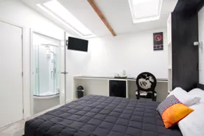 Super-central one-room hotel in CBD - Image 2