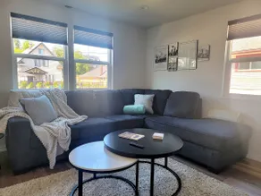 Conveniently located 3 bed in Bremerton with deck - Image 2