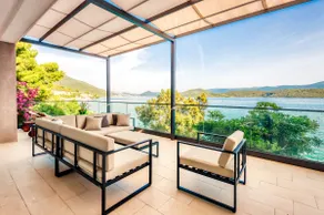 Spacious 4BR Seafront Villa w/ own beach - Image 5