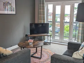Stylish Modern Apartment, FREE SECURE Parking - Image 2