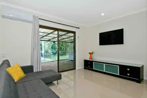 Adorable 2 bedroom guest house with pool access - Image 4