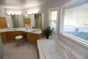 Spacieux, 4BR à un niveau près des parcs - Image 5