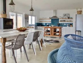 Seafront house with a view - Image 3