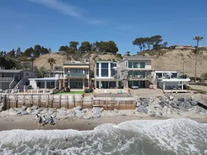 Beach access escape w/ oceanfront deck- STR16-0534 - Image 2