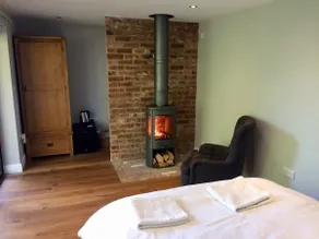 Beautiful studio, own garden, logburner & en suite - Image 2