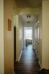 Light, airy 2/2 w/ pool, 5 min from beach! - Image 4