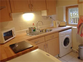 Charming & Comfortable Strutt Cottage - Image 3