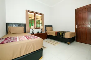 4BR House w/ Wifi at Pondok Toemaritis 2 - Image 5