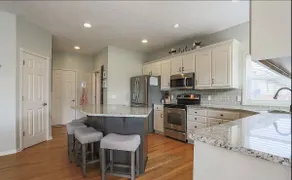 6 Bedroom Updated & Spacious FAMILY Home! - Image 4