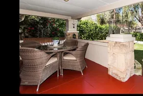 Exec family home w/- self cont studio city views - Image 4