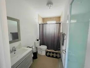 New and central apartment Free WiFi & Netflix - Image 2