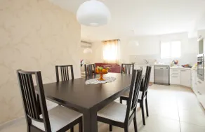 Cozy 3 br beautiful Patio parking available - Image 3