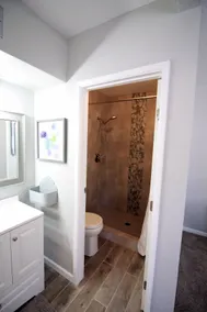 Bright and stylistic retreat near foothills - Image 5