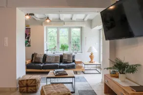 Familie- og kæledyrsvenligt sommerhus med udsigt over søen, haven og adgang til slotspool - Image 2